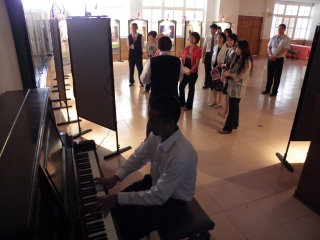 妮基展場內學生現場鋼琴演奏