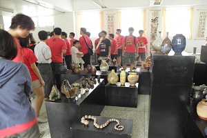 1020517高師大學生參觀本校學生的陶藝作品
