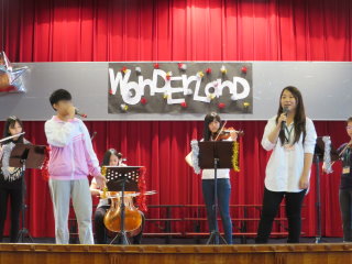 女同學上台與來賓合唱