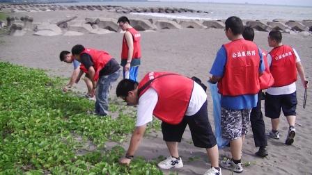 明陽中學替代役男於101年5月30日實施蚵仔寮海域淨灘活動