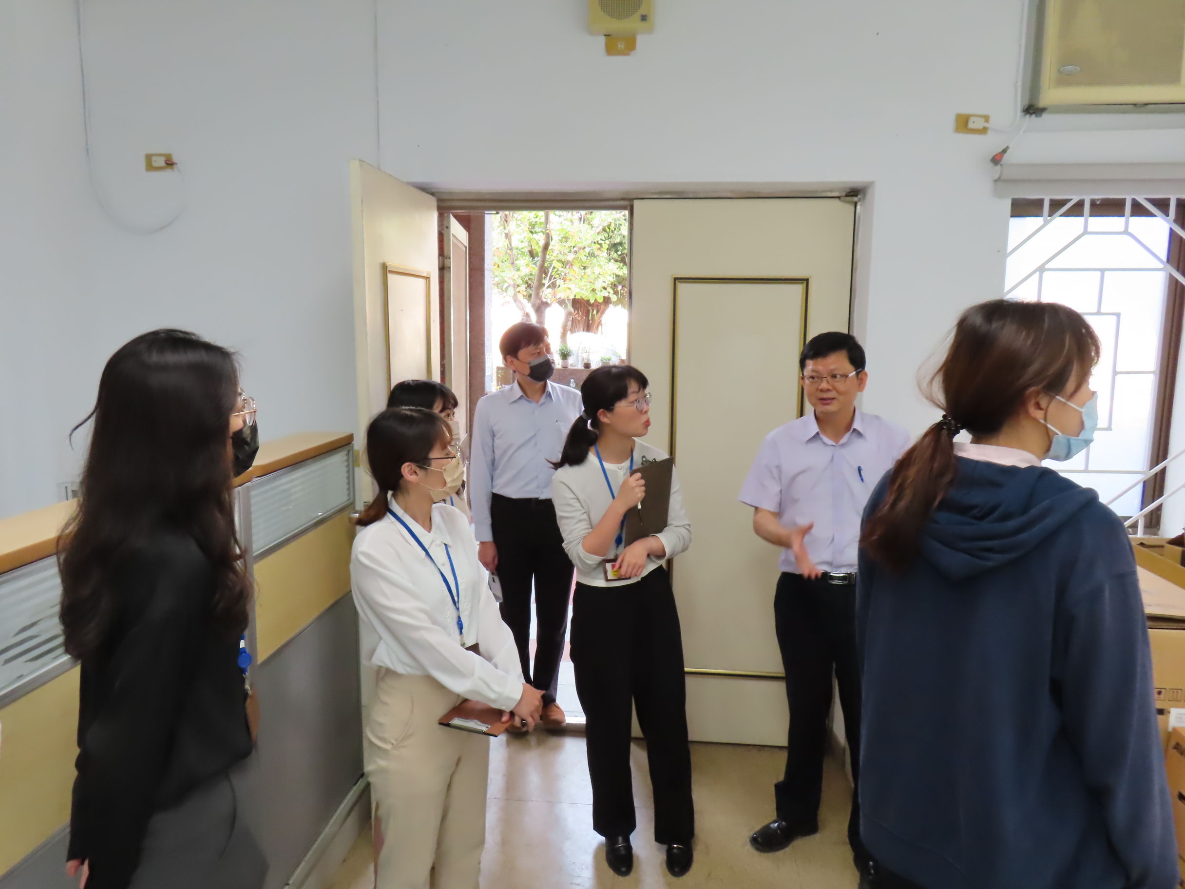 許副校長陪同來賓一行參觀教學設施
