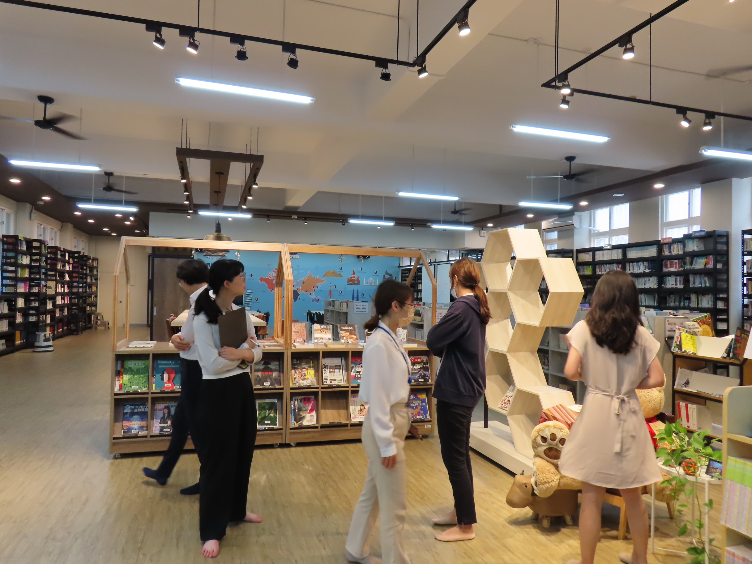 來賓一行參觀校園各項軟硬體設施