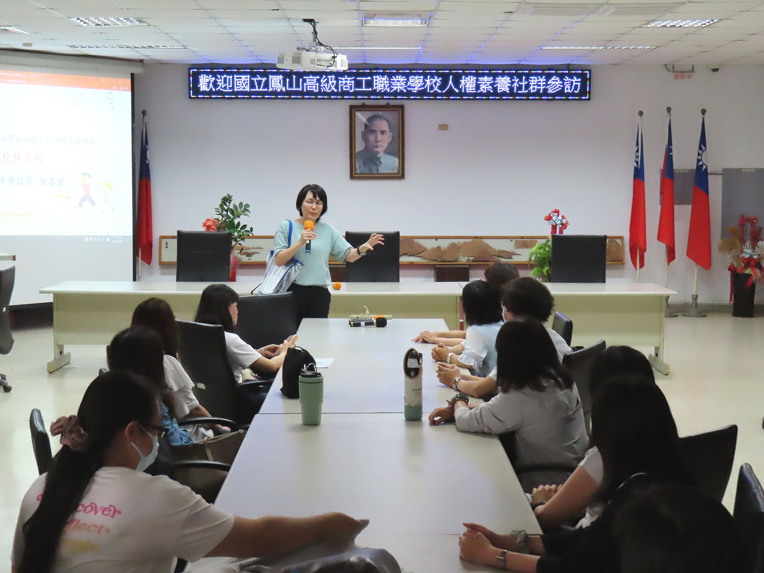 學務處鄭麗文主任向來賓說明進入校園參觀應注意事項