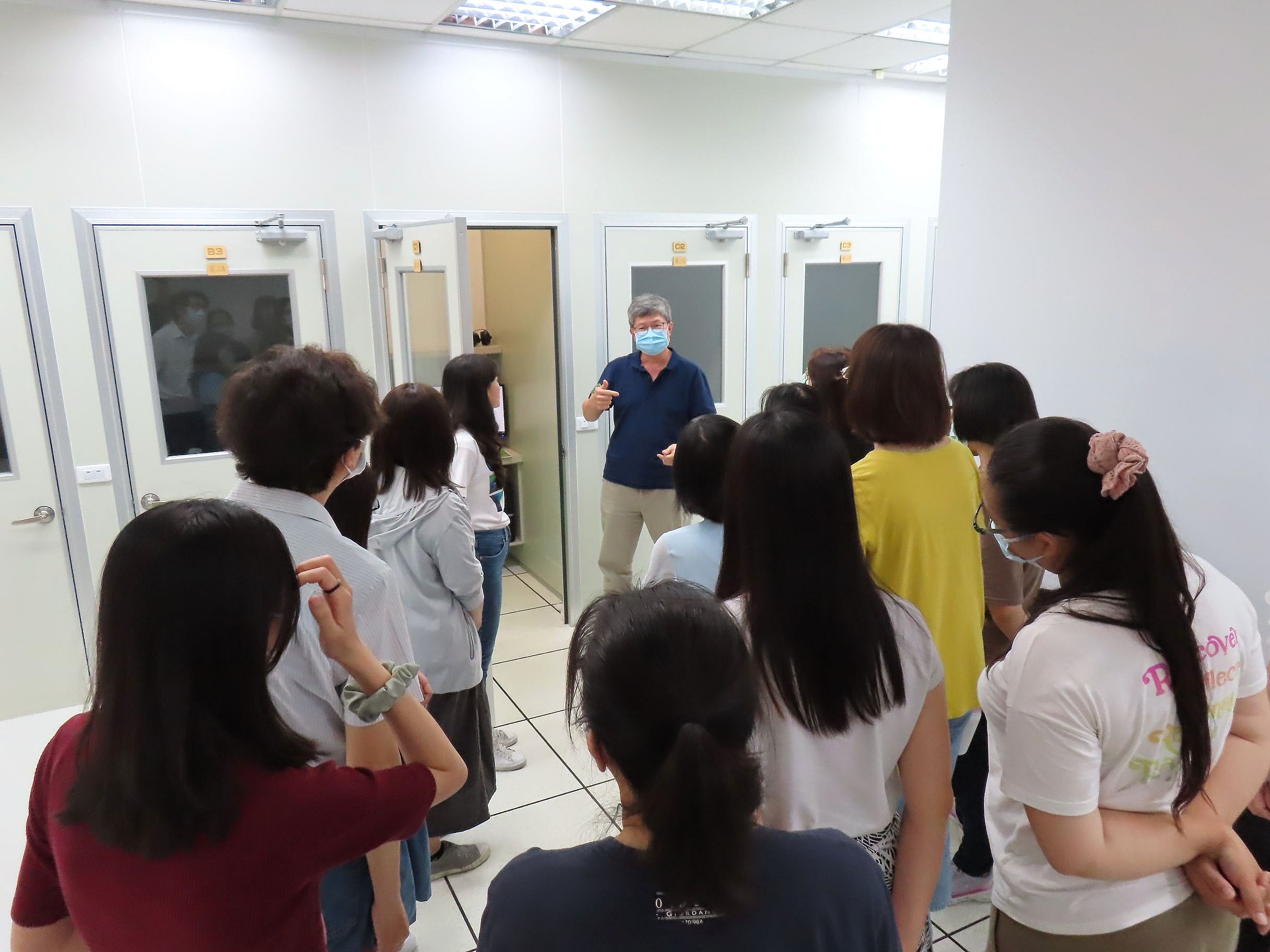 鳳山商工人權素養社群來賓一行參觀教學設施