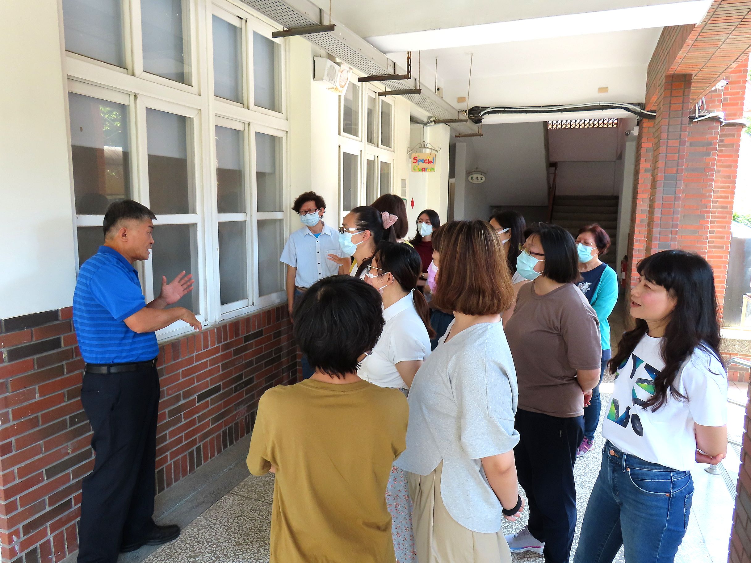 涂校長陪同來賓參觀校園並介紹教學設施