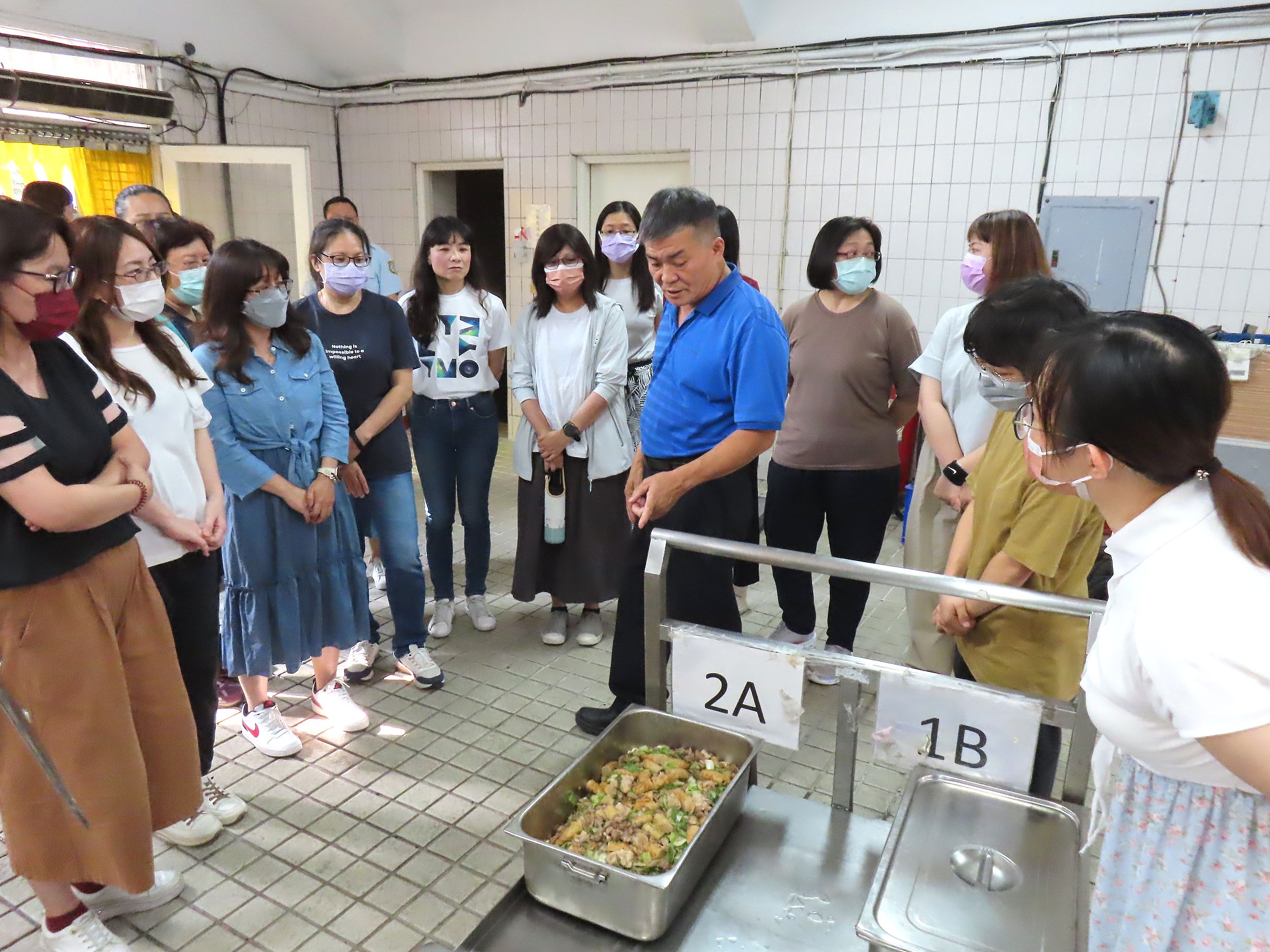 涂校長向來賓說明學生伙食改善措施