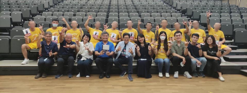 本校合唱團學生師長與嚴長壽總裁合照