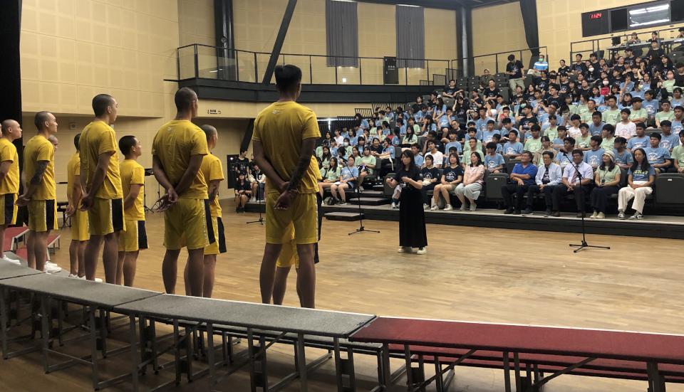 合唱團學生上台表演