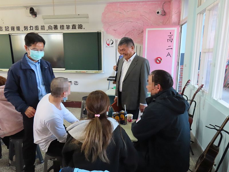 涂校長志宏、吳副校長聲朋及鄭秘書澄偉至懇親會場關懷、慰問學生及家屬情形(一)