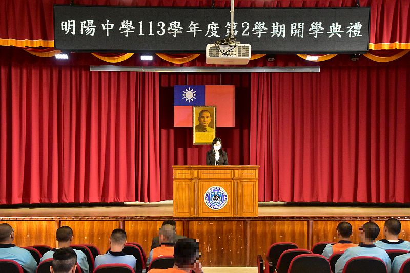 教務處黃主任雅偵於開學典禮進行業務報告情形