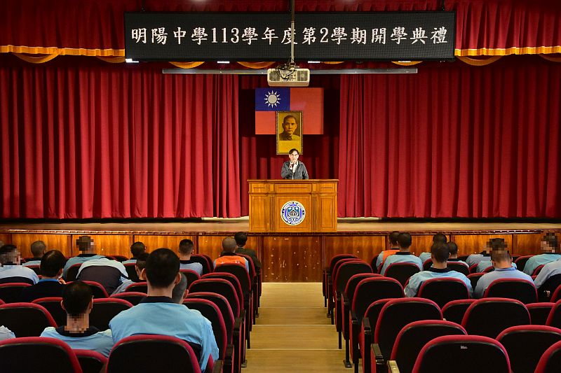 輔導處莊主任豐榮於開學典禮進行業務報告情形