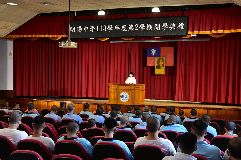 學務處鄭主任麗文於開學典禮進行業務報告情形