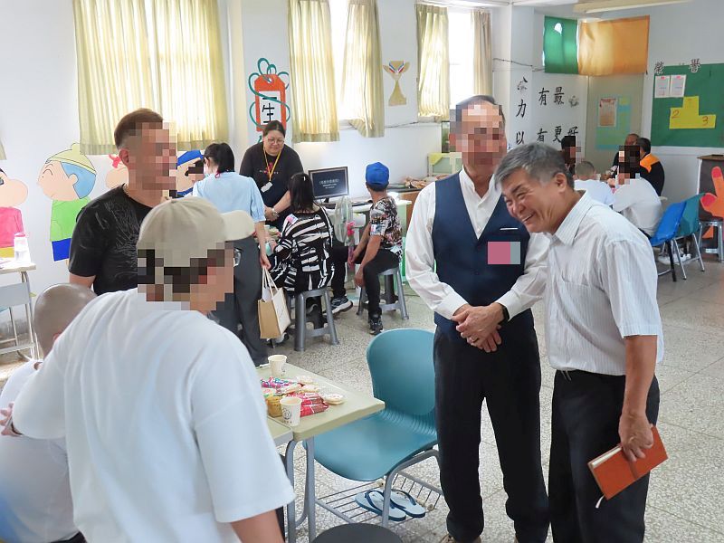 涂校長志宏於懇親會場與學生家屬親切互動情形