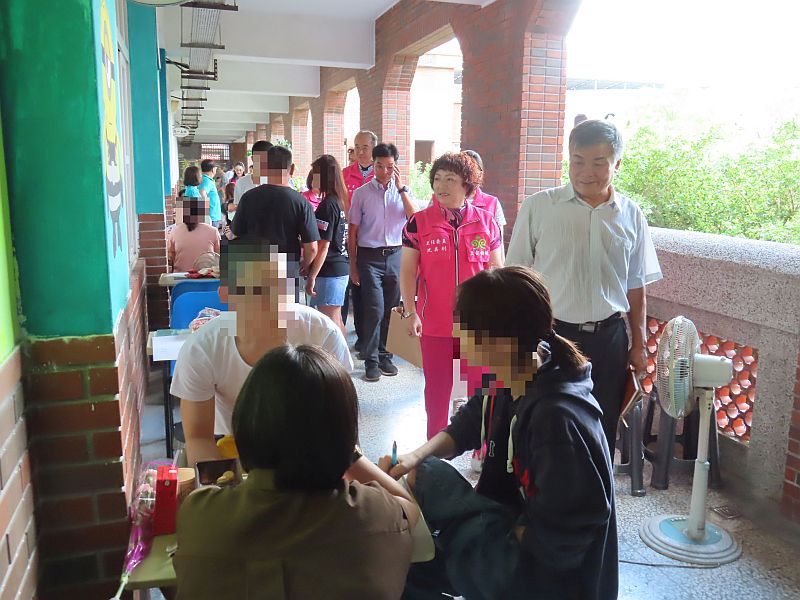 涂校長志宏與財團法人臺灣更生保護會橋頭分會主委沈美利等一行9人至懇親會場關懷、慰問學生及家屬情形
