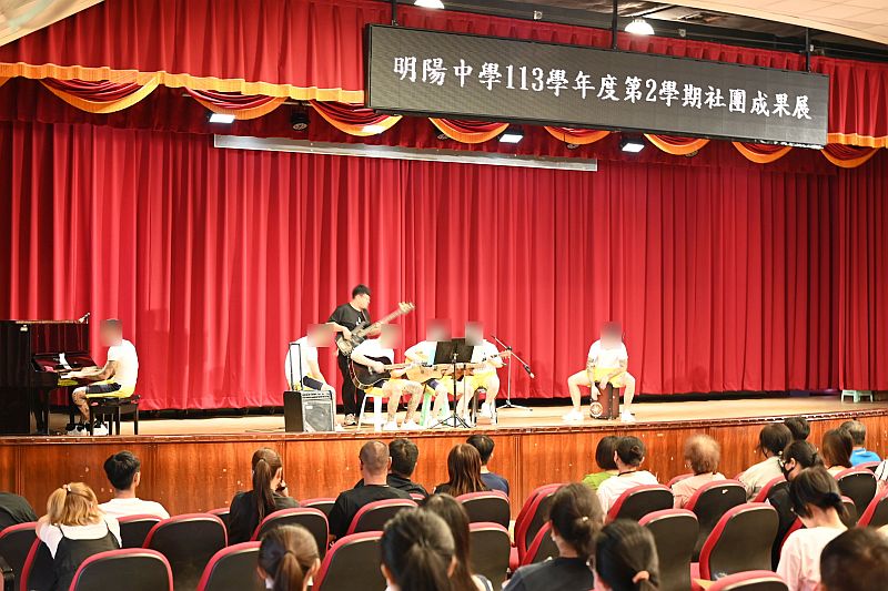吉他社學生表演情形