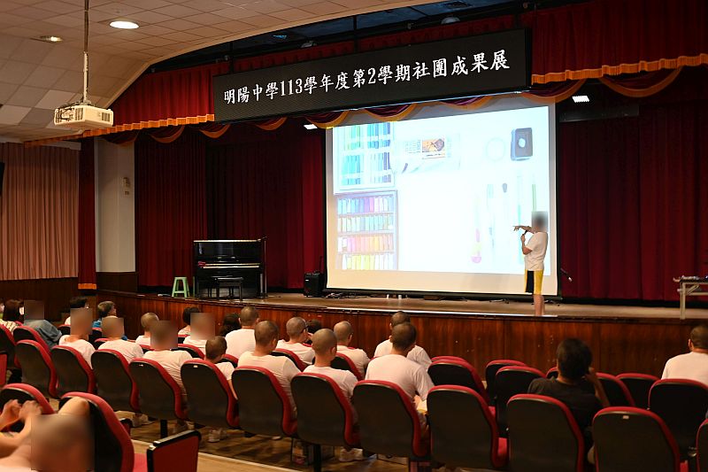 應用美術創作社學生表演情形