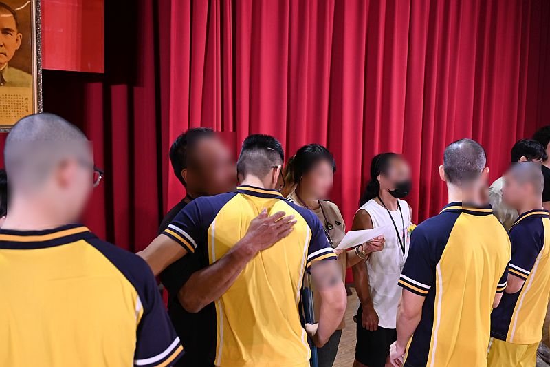 畢業生將畢業證書親自陳給觀禮家長情形