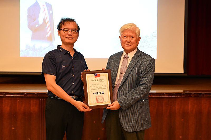 吳副校長聲朋代表學校頒發感謝狀給高雄市模範父親協會情形