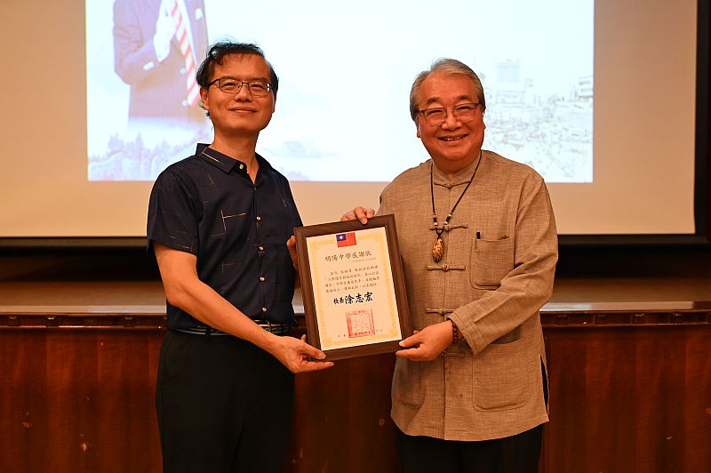 吳副校長聲朋代表學校頒發感謝狀給張錦貴教授情形