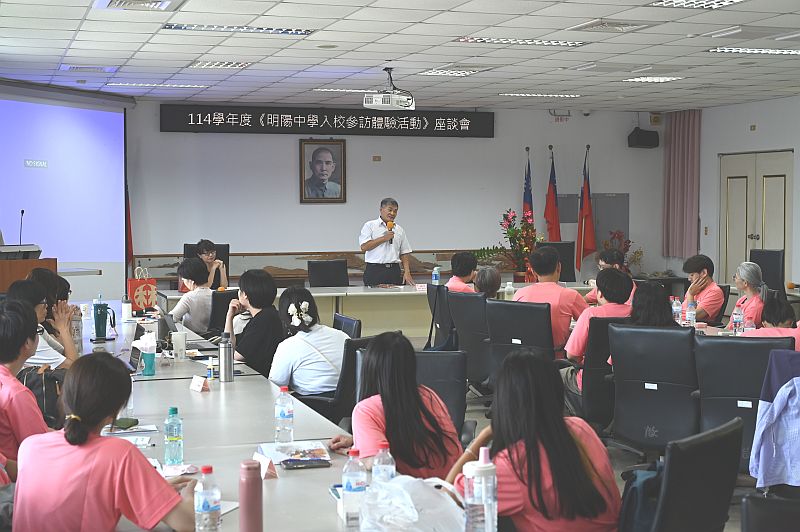涂校長志宏主持綜合座談會情形