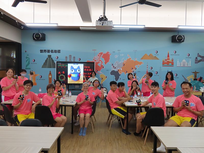 學員體驗技藝(襪子娃娃)課程情形