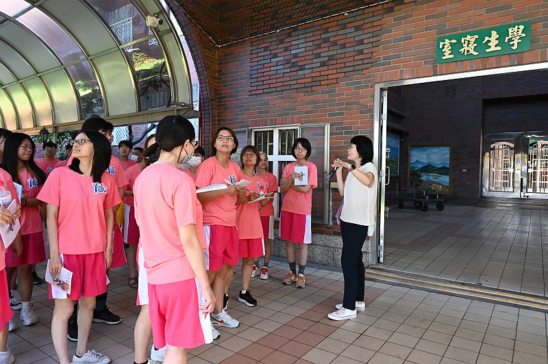 學務主任鄭麗文為學員解說各項教學場域及環境設施情形