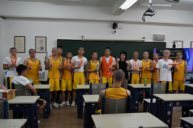 考試通過學生獲頒棒棒冰情形