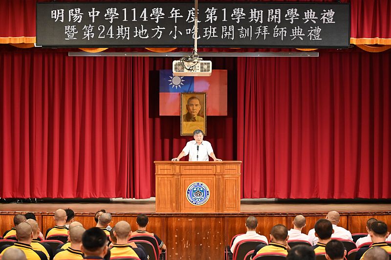 涂校長志宏於開學典禮中致詞勉勵學生情形