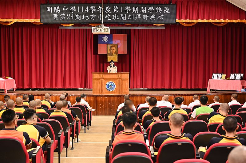 教務處黃主任雅偵於開學典禮進行業務報告情形