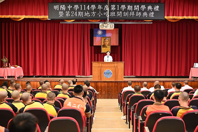輔導處莊主任豐榮於開學典禮進行業務報告情形