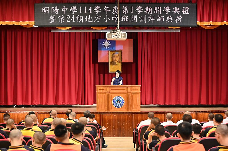 學務處鄭主任麗文於開學典禮進行業務報告情形