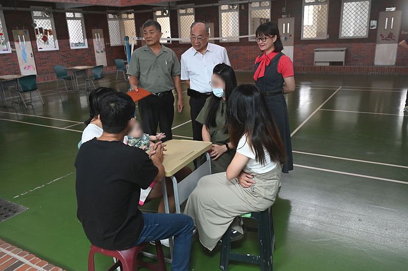 涂校長志宏、財團法人臺灣更生保護會高雄分會陳義成主委、王昭婷專員至懇親會場關懷慰問學生及家屬情形