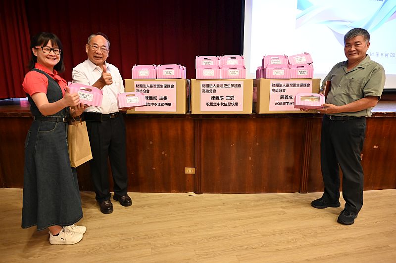 涂校長志宏與財團法人臺灣更生保護會高雄分會陳義成主委於贈送學生及懇親家屬的點心餅乾前合影情形