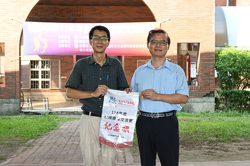 吳副校長聲朋頒發交流錦旗給國立高雄師範大學情形