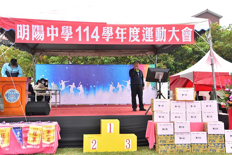 涂校長志宏以一首「再回首」開唱，為卡拉OK比賽進行暖場情形