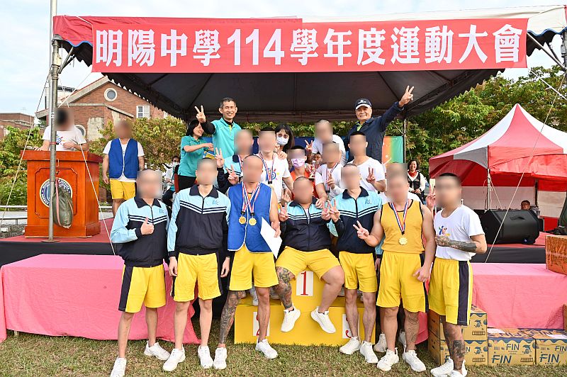 涂校長志宏頒發精神總錦標情形