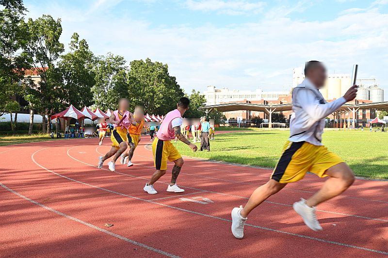 運動大會接力賽跑決賽情形