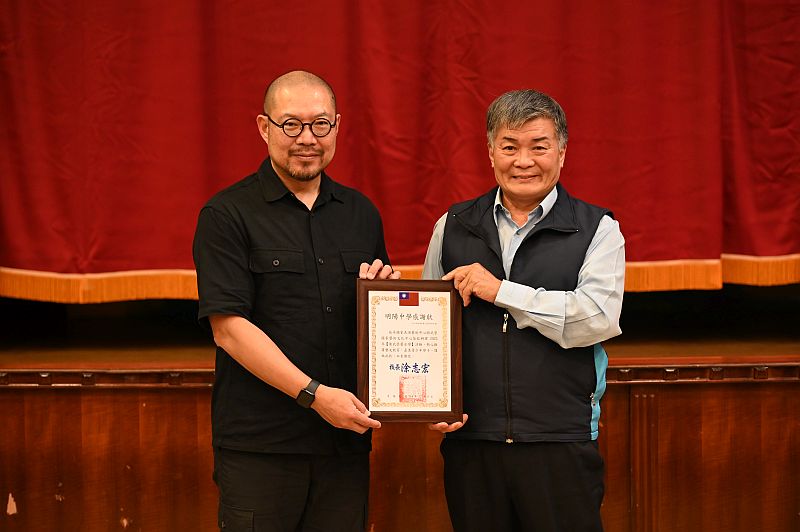 涂校長志宏頒發感謝狀給衛武營(由簡文彬藝術總監代表接受)情形