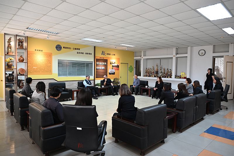 涂校長志宏與衛武營簡文彬藝術總監、謝瑞香行政副總監、黃國威營運副總監…等外賓交流情形