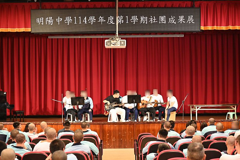 吉他社學生表演情形