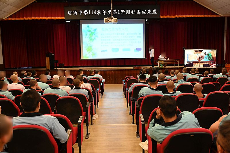 應用美術創作社學生表演情形