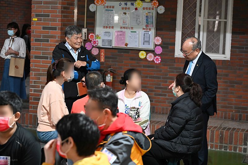 涂校長志宏、財團法人臺灣更生保護會高雄分會主委陳義成至懇親會場關懷、慰問學生及家屬情形