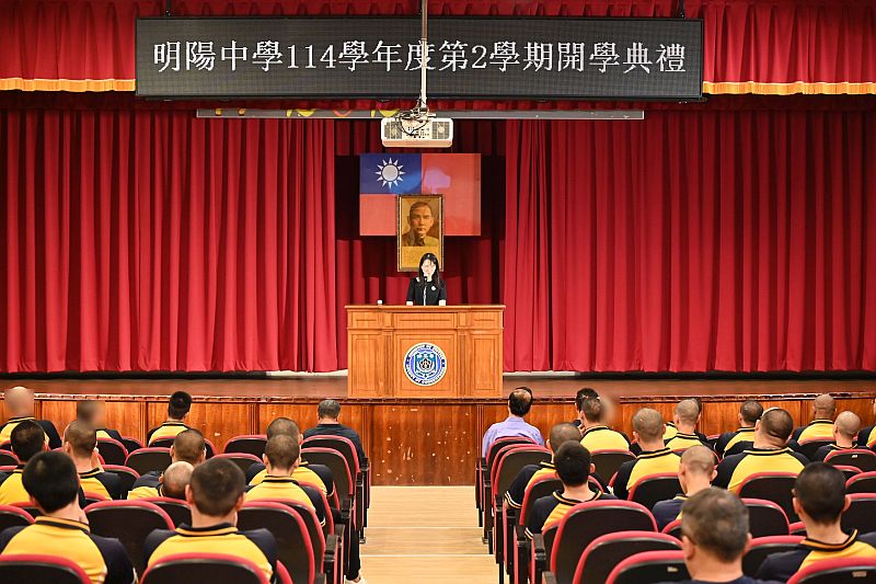 教務處黃主任雅偵於開學典禮進行業務報告情形