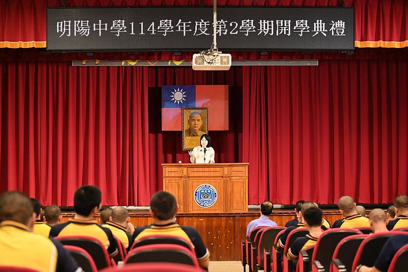 學務處鄭主任麗文於開學典禮進行業務報告情形