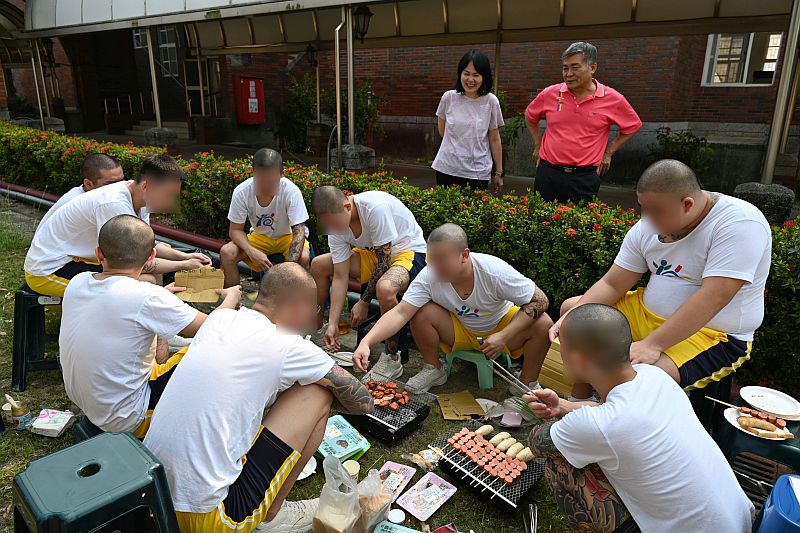 涂校長志宏由學務主任鄭麗文陪同至各班級烤肉區域與師生歡樂互動情形(1)