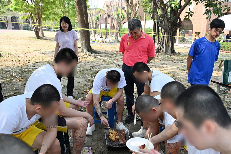 涂校長志宏由學務主任鄭麗文陪同至各班級烤肉區域與師生歡樂互動情形(2)