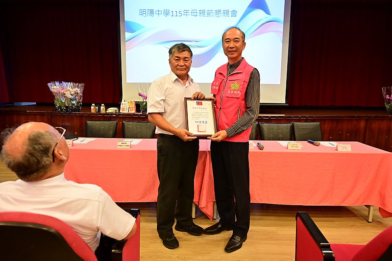 涂校長志宏頒發感謝狀給財團法人臺灣更生保護會橋頭分會情形