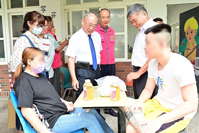 涂校長志宏與財團法人臺灣更生保護會高雄分會、橋頭分會貴賓至各懇親會場關懷、慰問學生及家屬情形